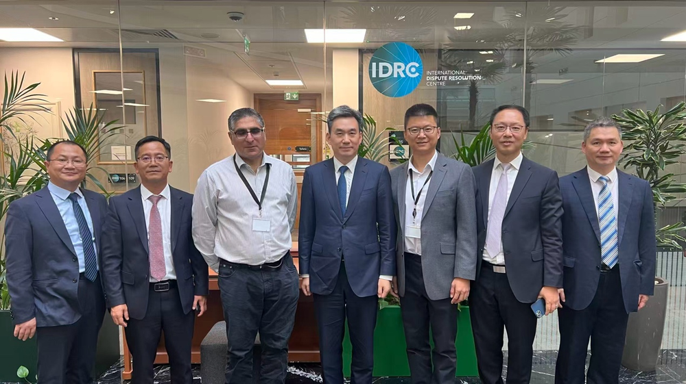 与雷蒙德（Raymond）律师事务所律师团队合影