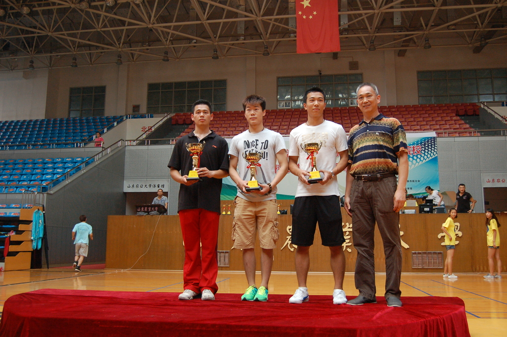 队长卢权（左一）代表全队领奖