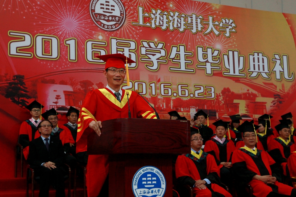 黄有方校长在毕业典礼上作演讲