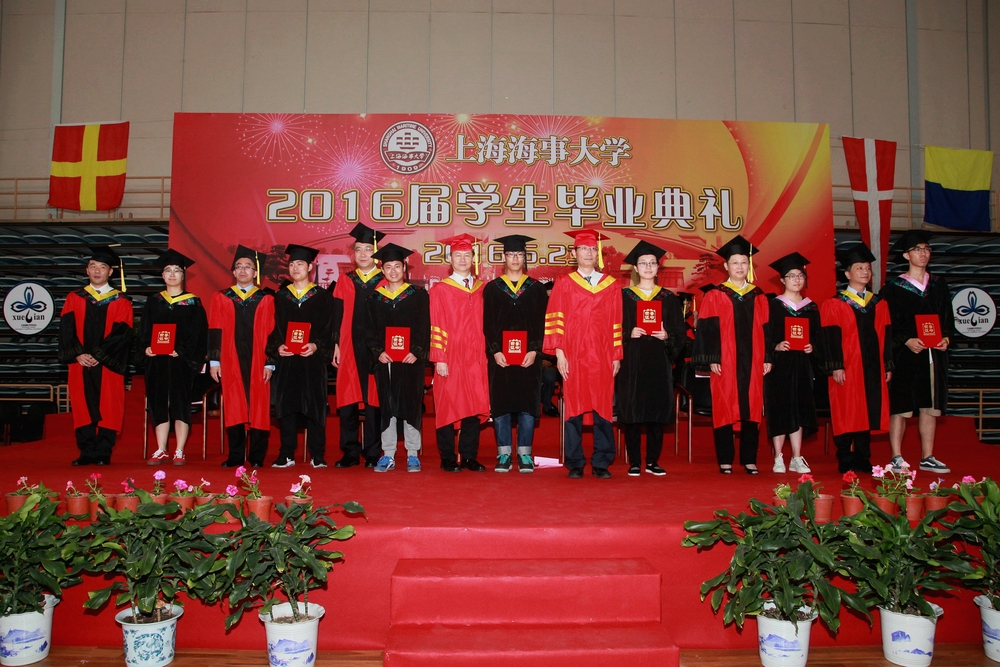 为毕业生颁发毕业证书