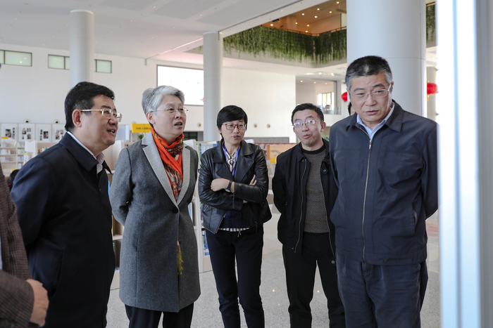 校领导参观主题展 校领导参观主题展