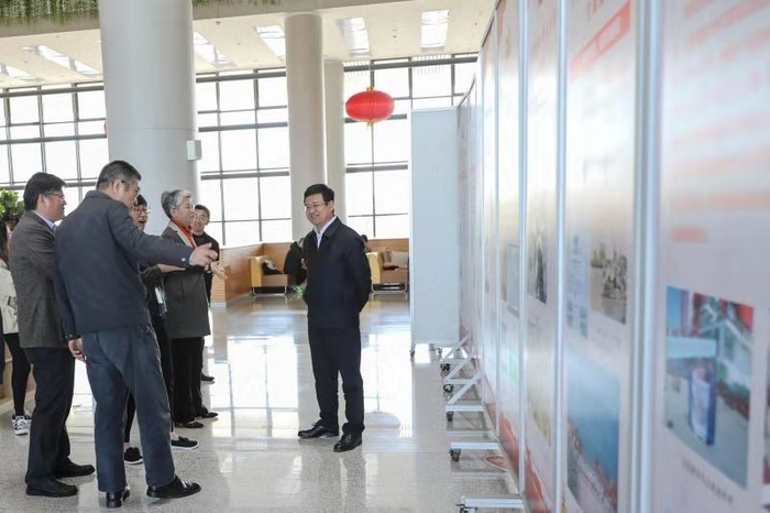 校领导参观主题展 校领导参观主题展