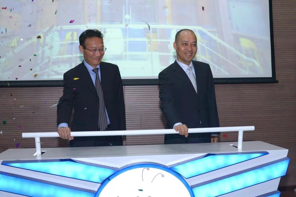 黄有方校长与林顺辉行长共同为“金蜜蜂”高校e银行的正式启动推杆