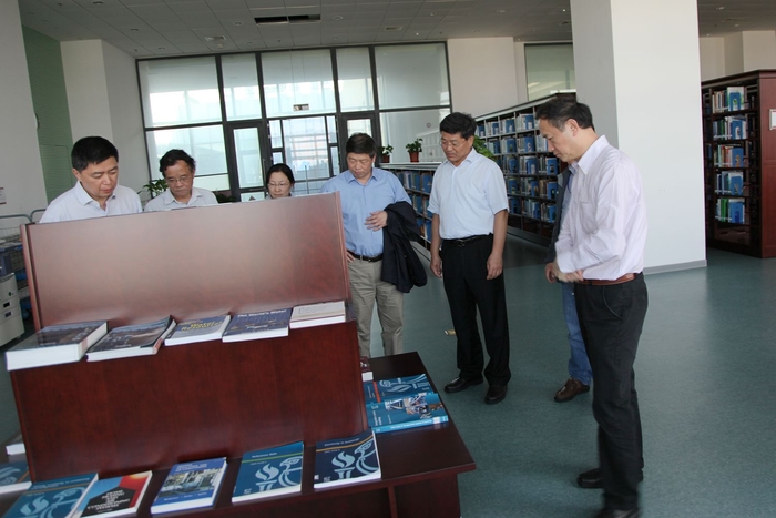 参观图书馆外文阅览室