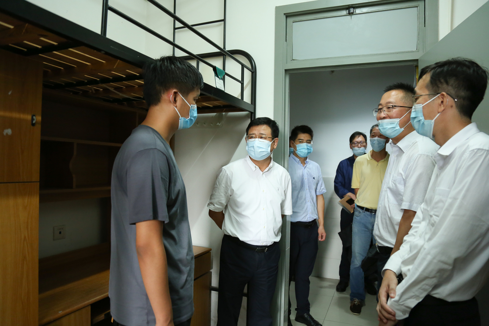 宋宝儒书记到新生宿舍了解情况
