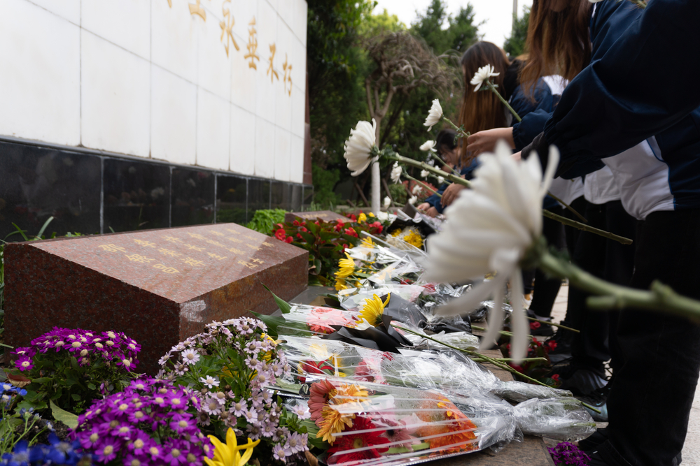 向革命烈士敬献鲜花