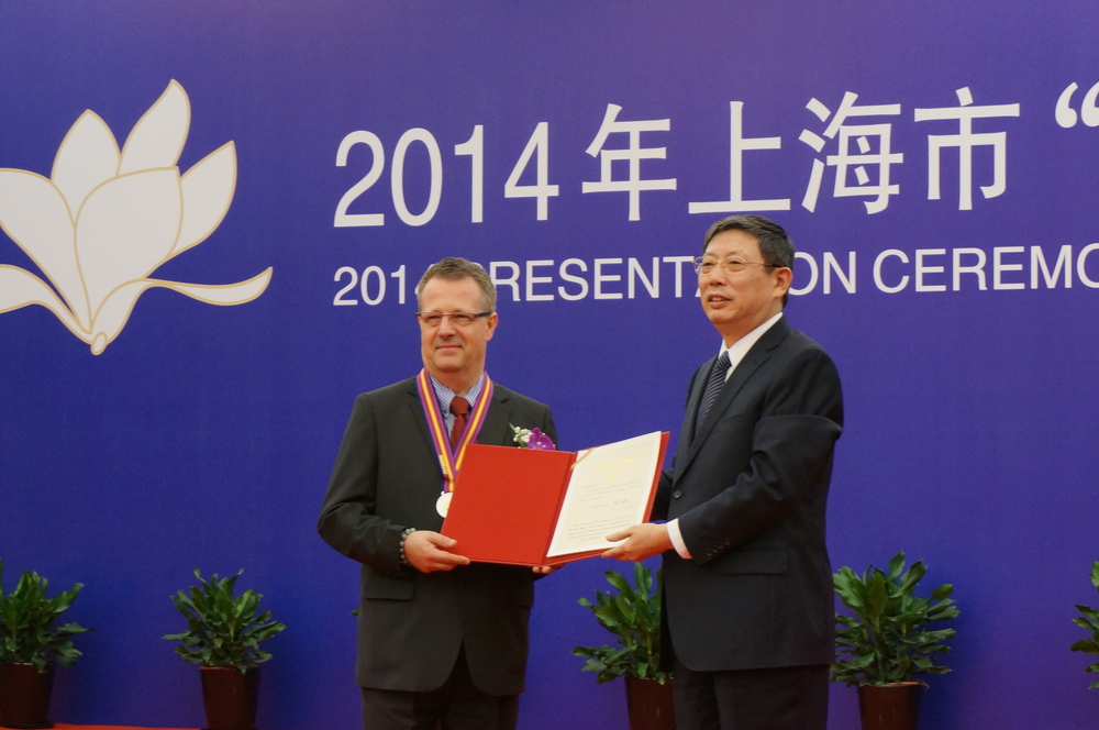 杨雄市长向朱伯彦先生颁授证书