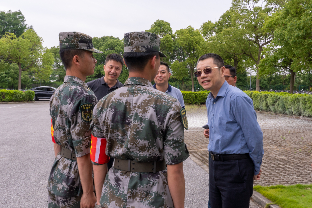 20230618104334138700.jpg 校长陆靖慰问军训教官