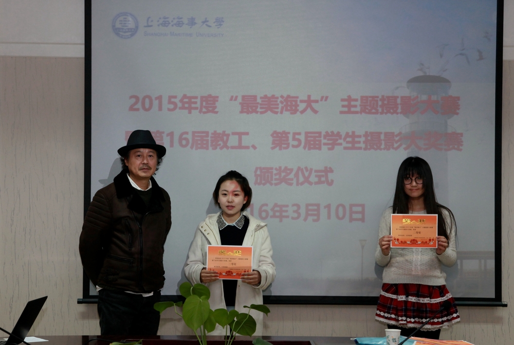 尔冬强为获奖同学颁奖