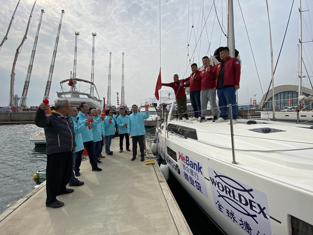 20221107005118406900.jpg “新茉莉”号帆船鸣笛起航