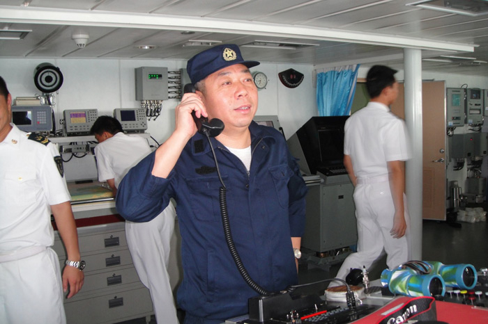 参加海军第12批护航编队的商船学院顾维国船长受到被护商船的高度赞扬 顾维国船长正在指挥被护商船加入我国海军护航编队