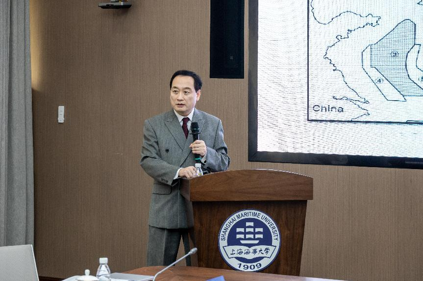 20241211113854024200.png 韩国李俊国际法研究院院长、东国大学国际法教授李庸中(Yong Joong Lee)作题为“日本海共同渔区法律地位”的报告