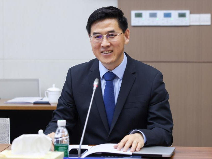 20241211113853766000.png 法学院教授郭冉主持“主旨报告”环节