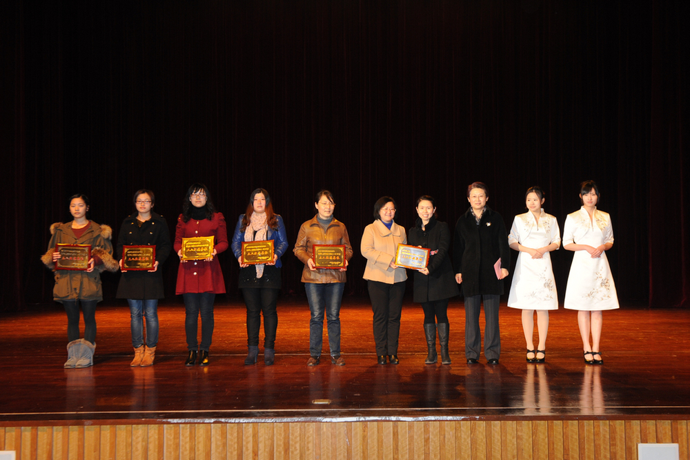 门妍萍副书记颁奖