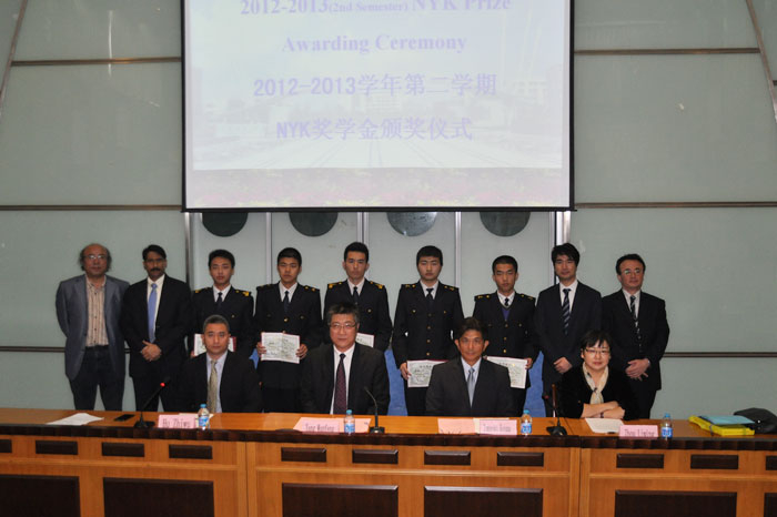 嘉宾与获奖学生合影 嘉宾与获奖学生合影