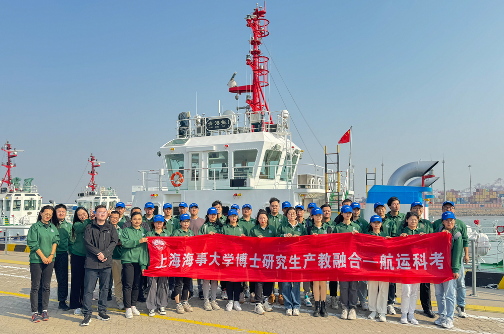 参观混合动力智能船青岛拖1