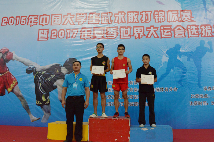 周乐其副总裁判长为获奖运动员颁奖（左三为我校交运132班陈耀威）