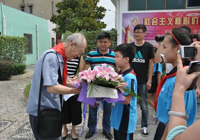 徐明全先生受到真武小学师生的热烈欢迎