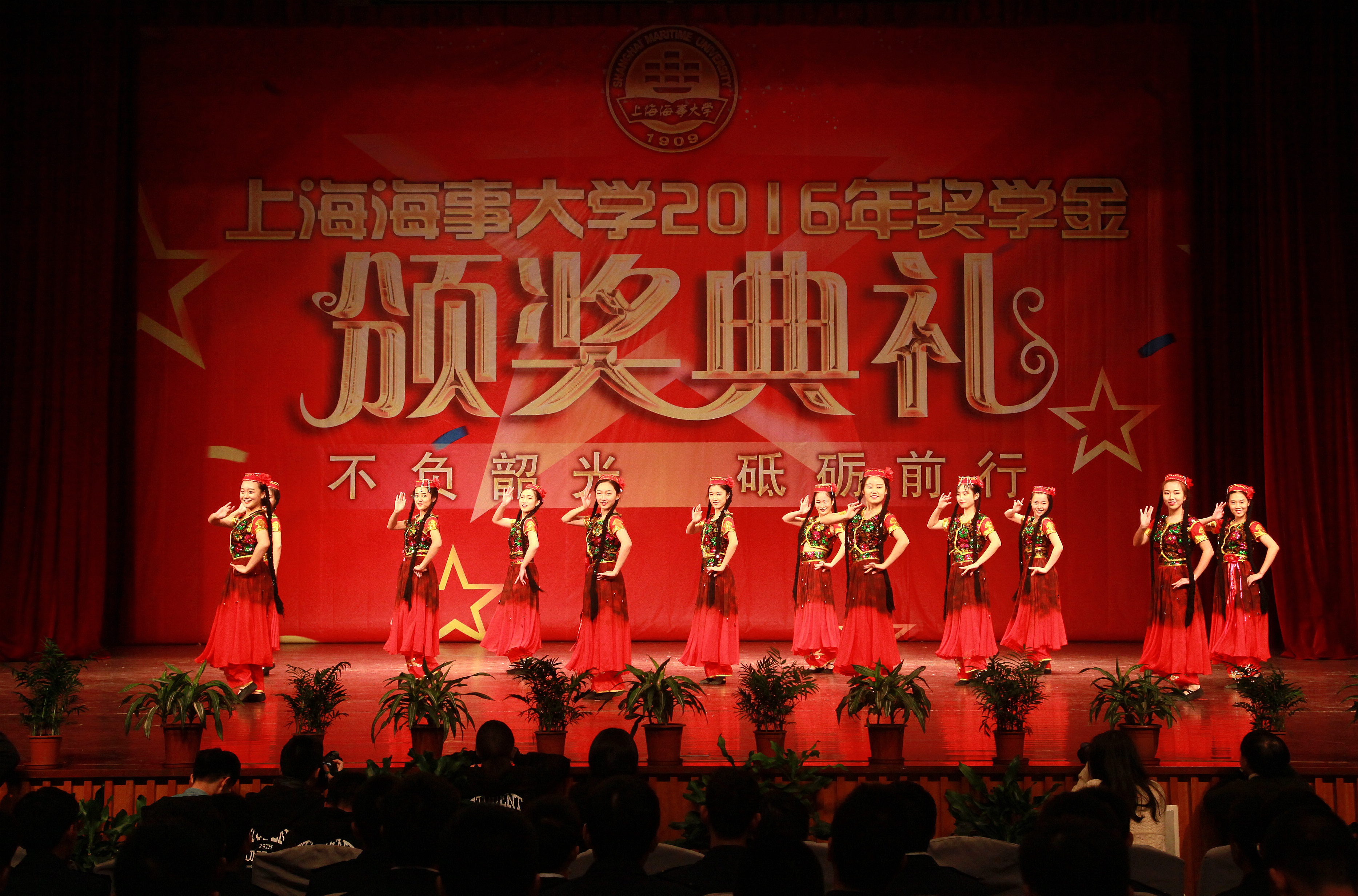 校舞蹈团表演