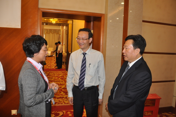 黄有方校长和论坛嘉宾交流