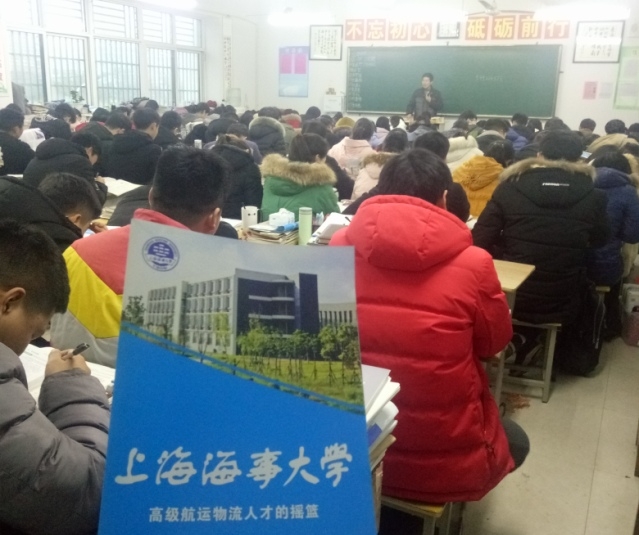 志愿者分发我校招生宣传册 志愿者分发我校招生宣传册