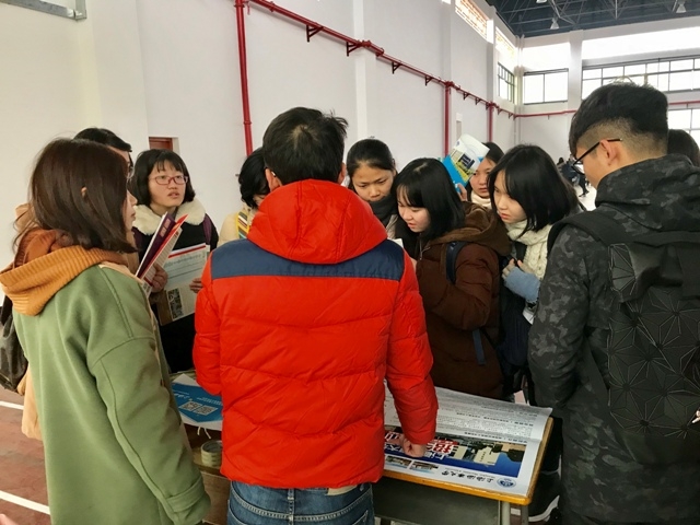 志愿者在广西重点中学桂林市第十八中学进行招生宣传 志愿者在广西重点中学桂林市第十八中学进行招生宣传