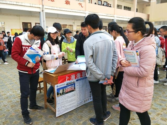 志愿者在广西重点中学宾阳中学进行招生宣传 志愿者在广西重点中学宾阳中学进行招生宣传