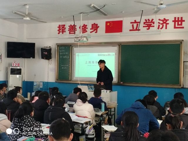 志愿者在安徽省重点中学合肥一六八中学进行招生宣传 志愿者在安徽省重点中学合肥一六八中学进行招生宣传