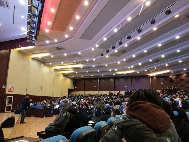 志愿者在安徽省重点中学寿县一中进行招生宣传 志愿者在安徽省重点中学寿县一中进行招生宣传