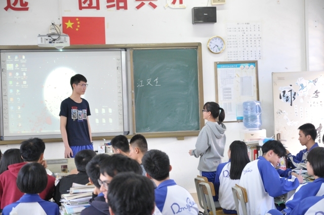 志愿者为高三学生解答疑问 志愿者为高三学生解答疑问