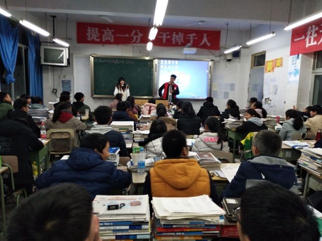 志愿者在宣传之余为高三学生加油打气 志愿者在宣传之余为高三学生加油打气