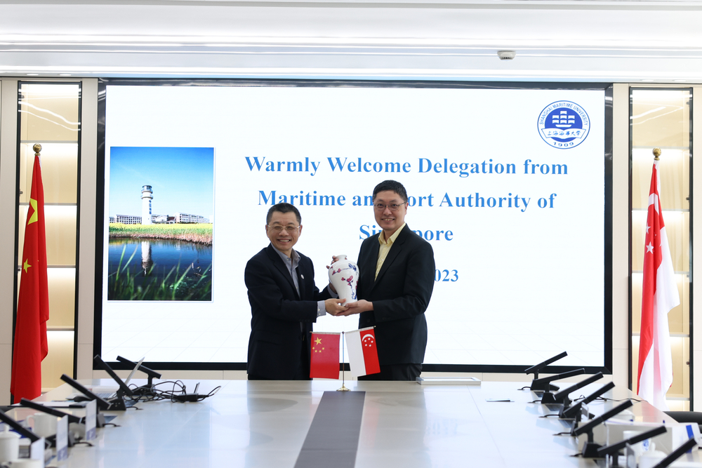 20230615135245745700.jpg 双方互赠纪念品