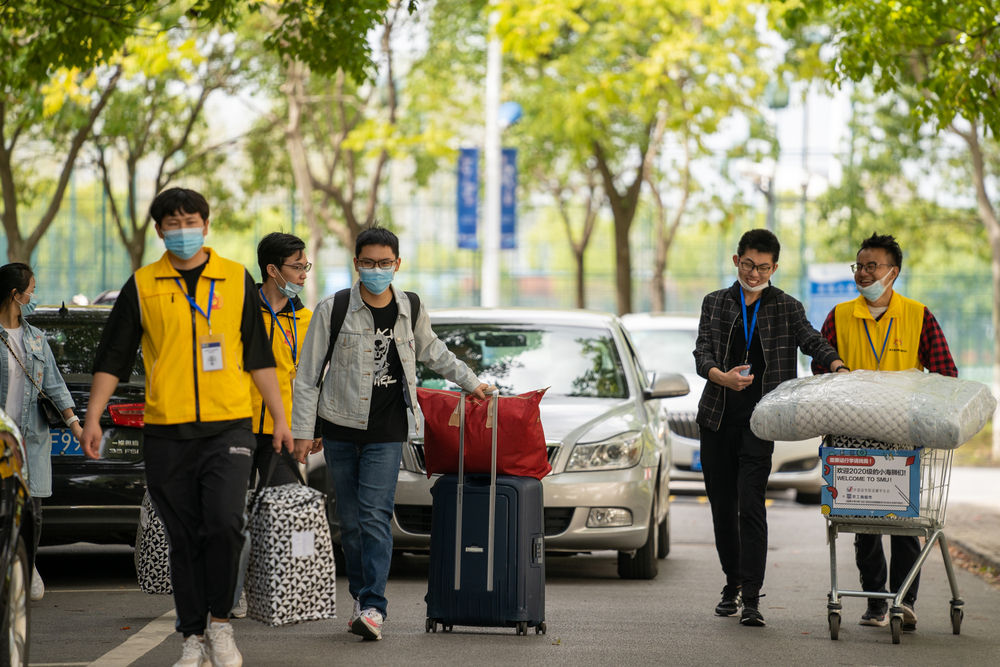 学校近千名志愿者参与了迎新工作 学校近千名志愿者参与了迎新工作