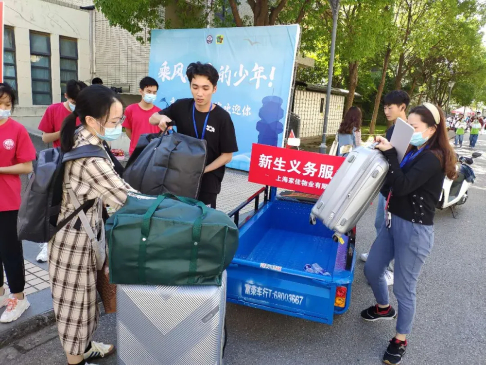 一辆辆新生义务服务车活跃在校园 一辆辆新生义务服务车活跃在校园