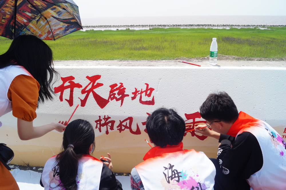 党员志愿者们仔细勾勒墙绘