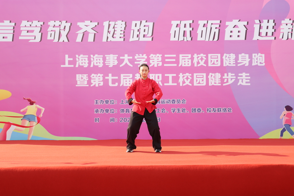 20241222005147248300.jpg 体育教学部青年教师徐海凤带领热身