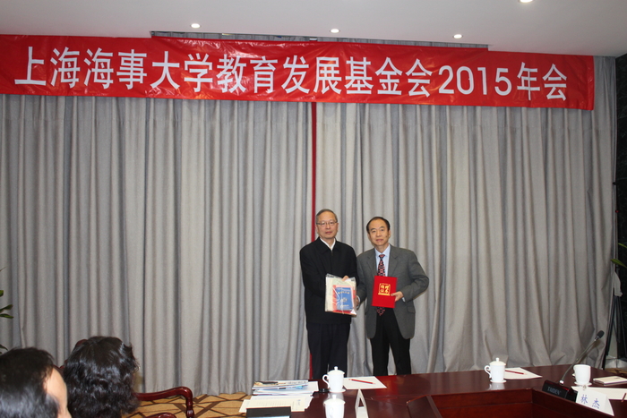 於世成理事长向捐赠者刘震环校友颁发捐赠证书