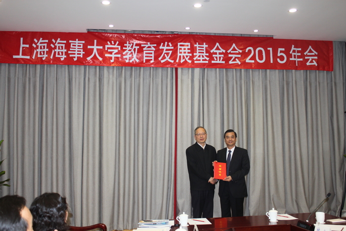 於世成理事长向捐赠者欧阳海鹏校颁发捐赠证书