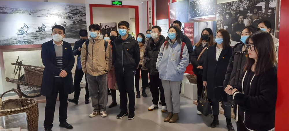 师生参观沂蒙精神展