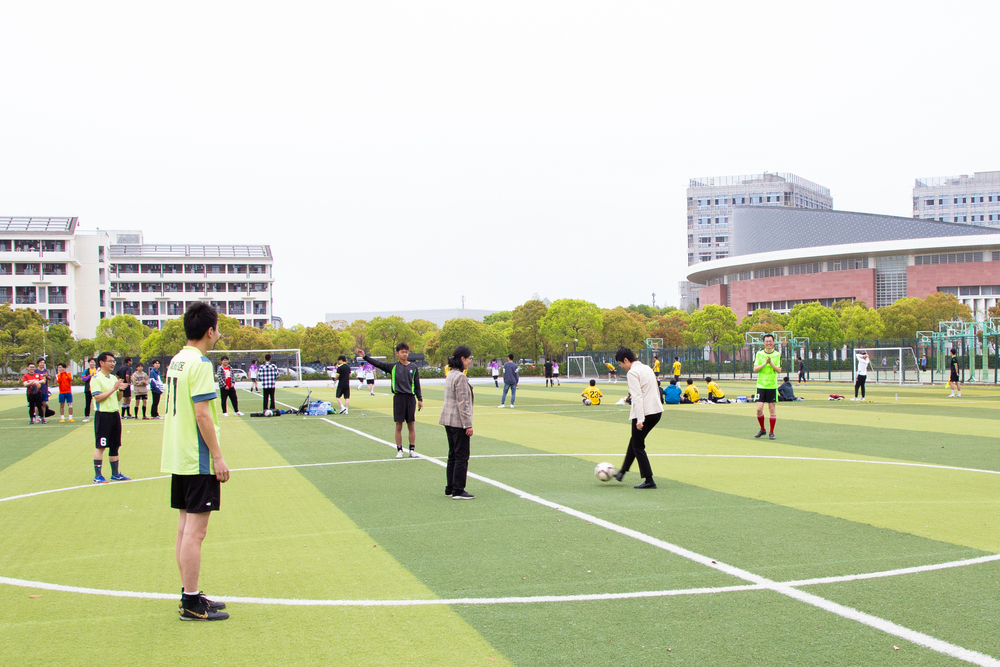 贺莉副书记开球