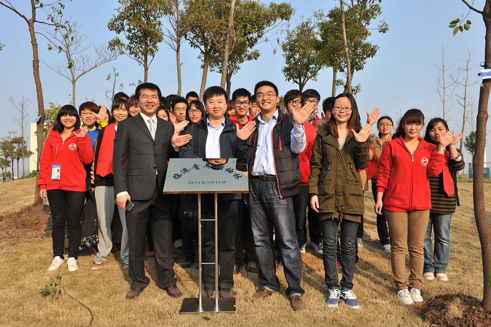 中青报上海站站长周凯、校团委书记杨大刚与我校师生志愿者合影