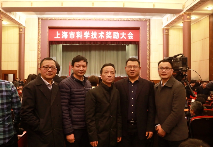 严伟副校长与获奖教师代表及科技处负责人合影