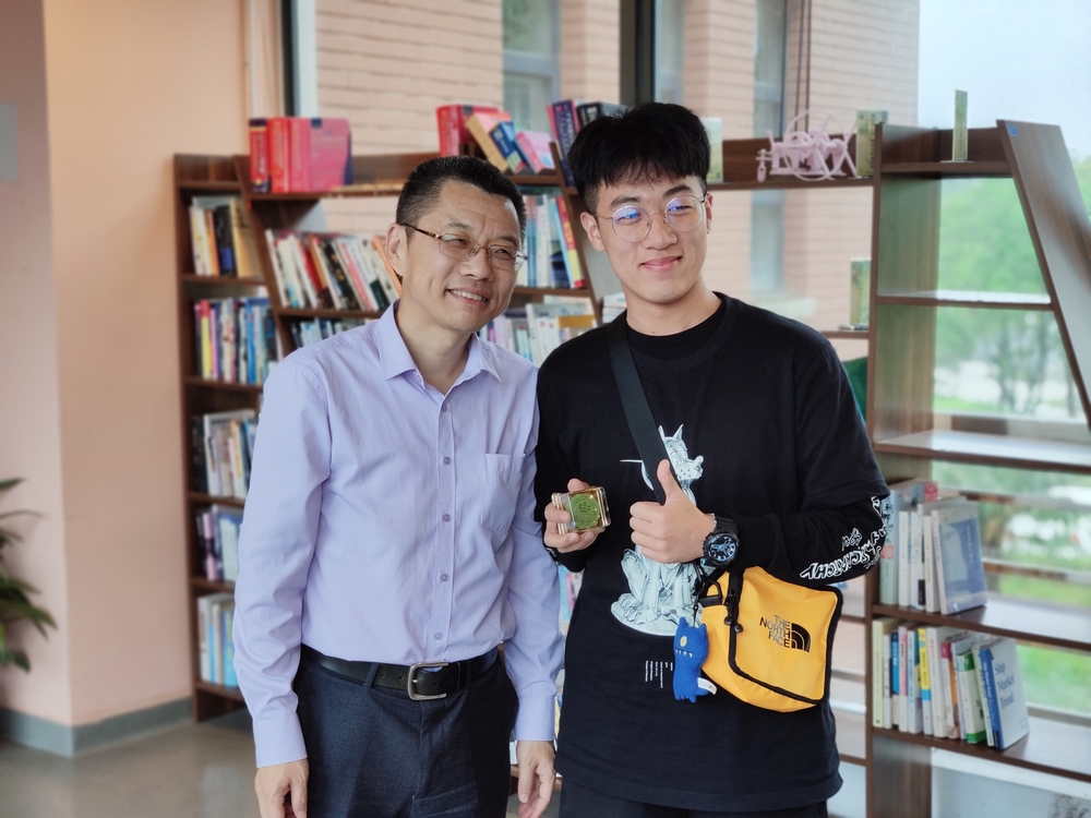 陆靖校长与同学合影