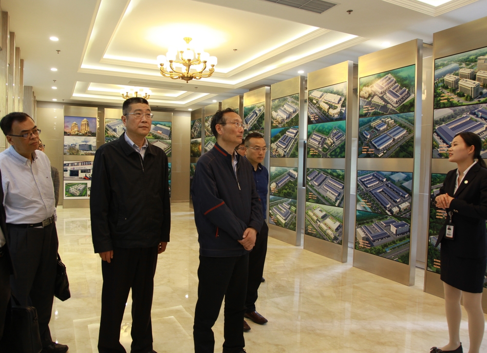 参观圆通集团展示馆