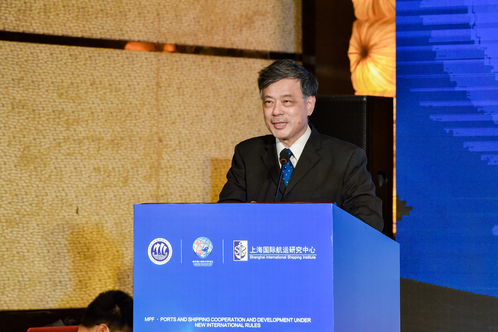 20211024015548385800.jpg 上海国际航运研究中心学术委员会主任真虹主持论坛