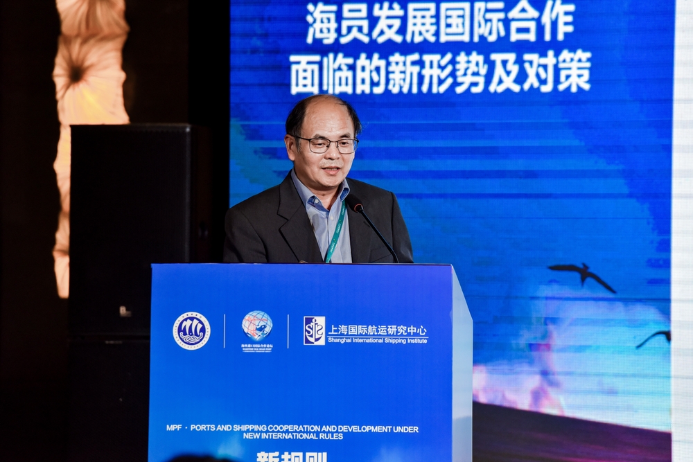 20211024015548755000.jpg 宁波大学海运学院院长郑彭军发表演讲