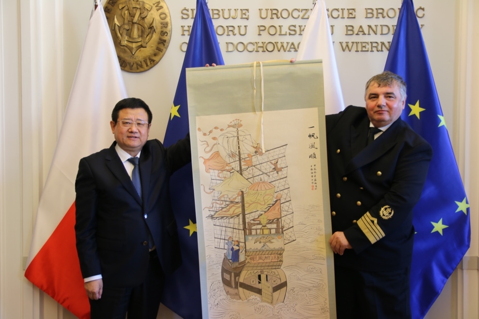 20241210112206937900.jpg 上海海事大学与格丁尼亚海事大学交流合作40周年特别纪念活动赠礼