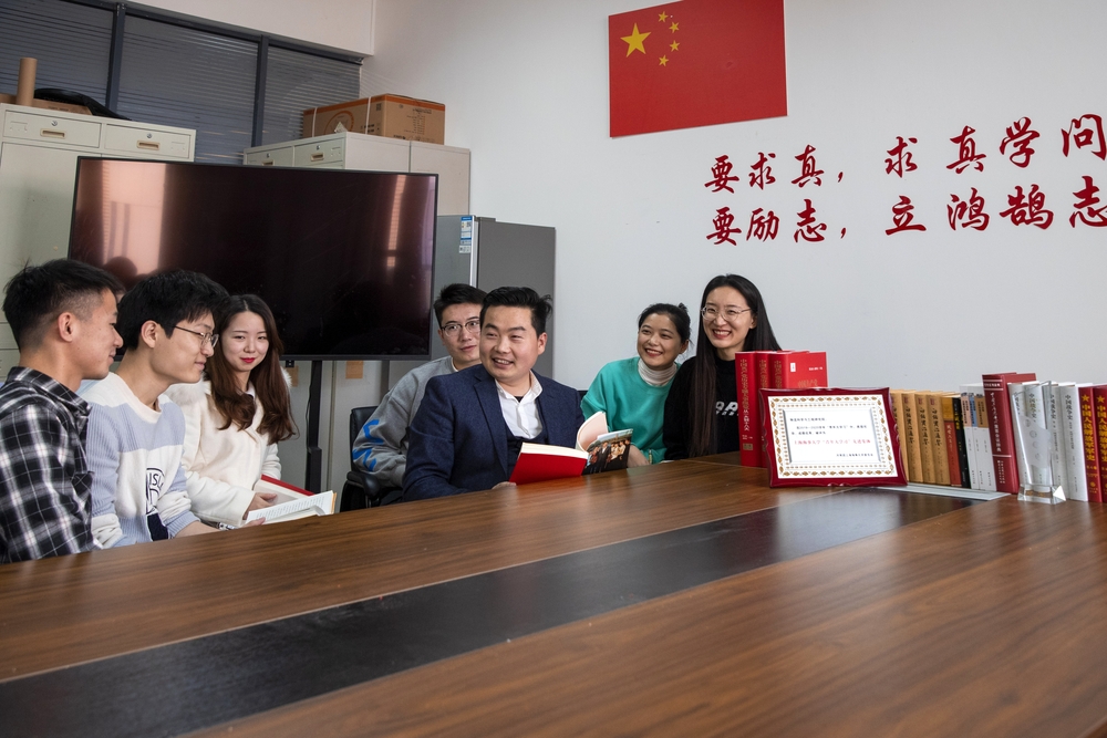 姚昌老师与学生在一起