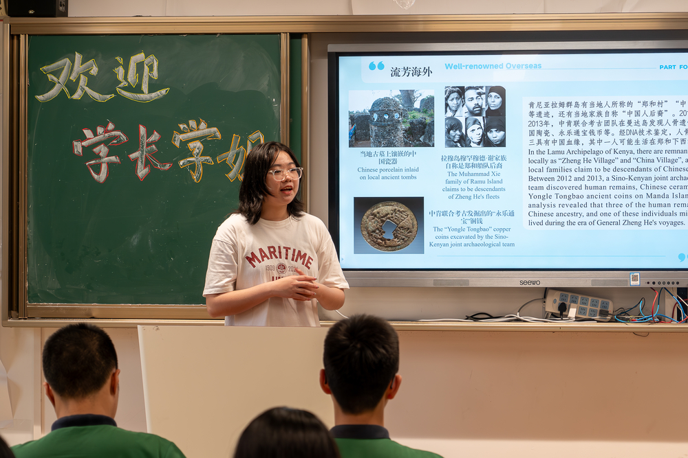 实践队员为北京外国语大学附属上海田园高级中学的高中生讲解航运文化