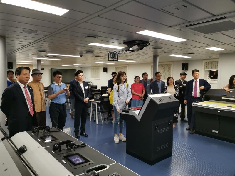 学生在SEGERO号实习船上交流